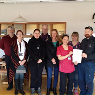 Starfsfólk Vísis afhendir Víðihlíð minningargjöf