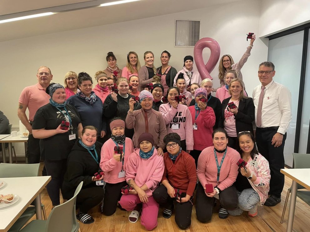 Síldarvinnslan og Vísir styrktu verkefni Bleiku slaufunnar í ár með kaupum á sparihálsmeni Bleiku sl…