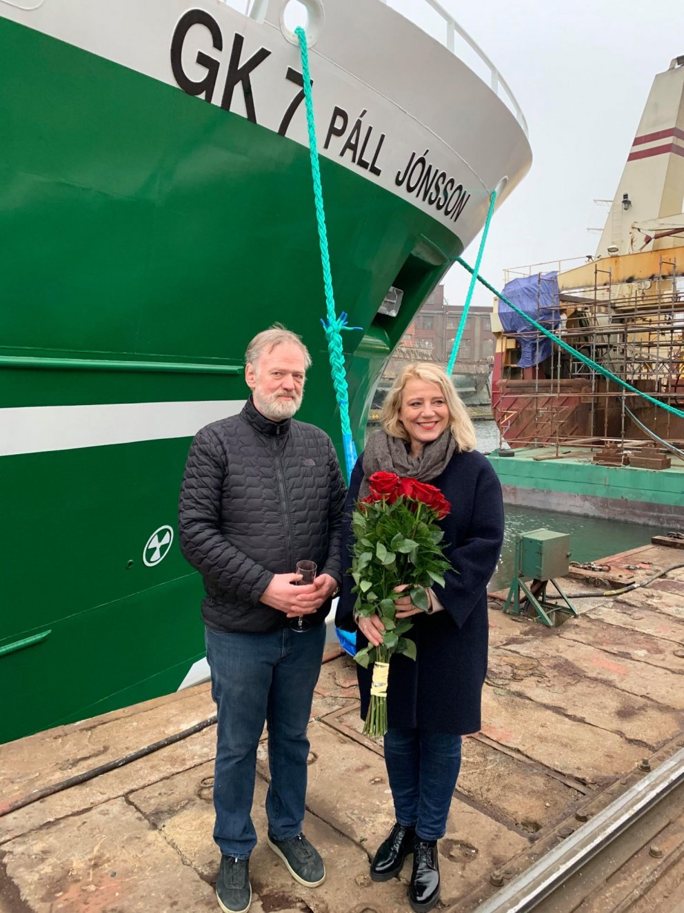 Skipstjórinn Gísli V. Jónsson og guðmóðir skipsins Svanhvít Daðey Pálsdóttir
