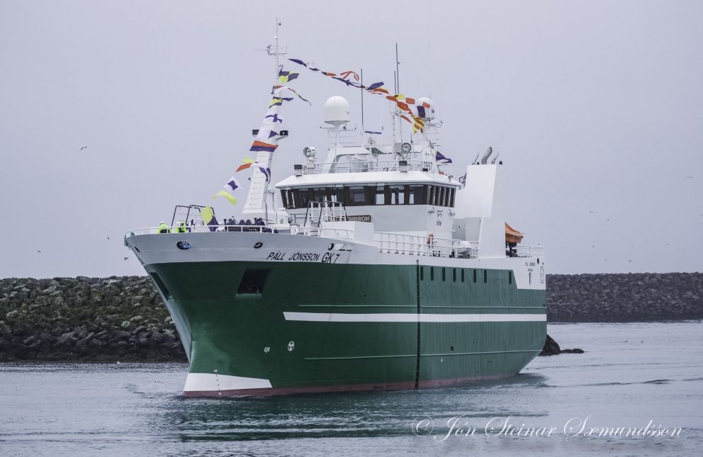 Nýr Páll Jónsson GK 7 siglir tignarlega inn Grindavíkurhöfnina