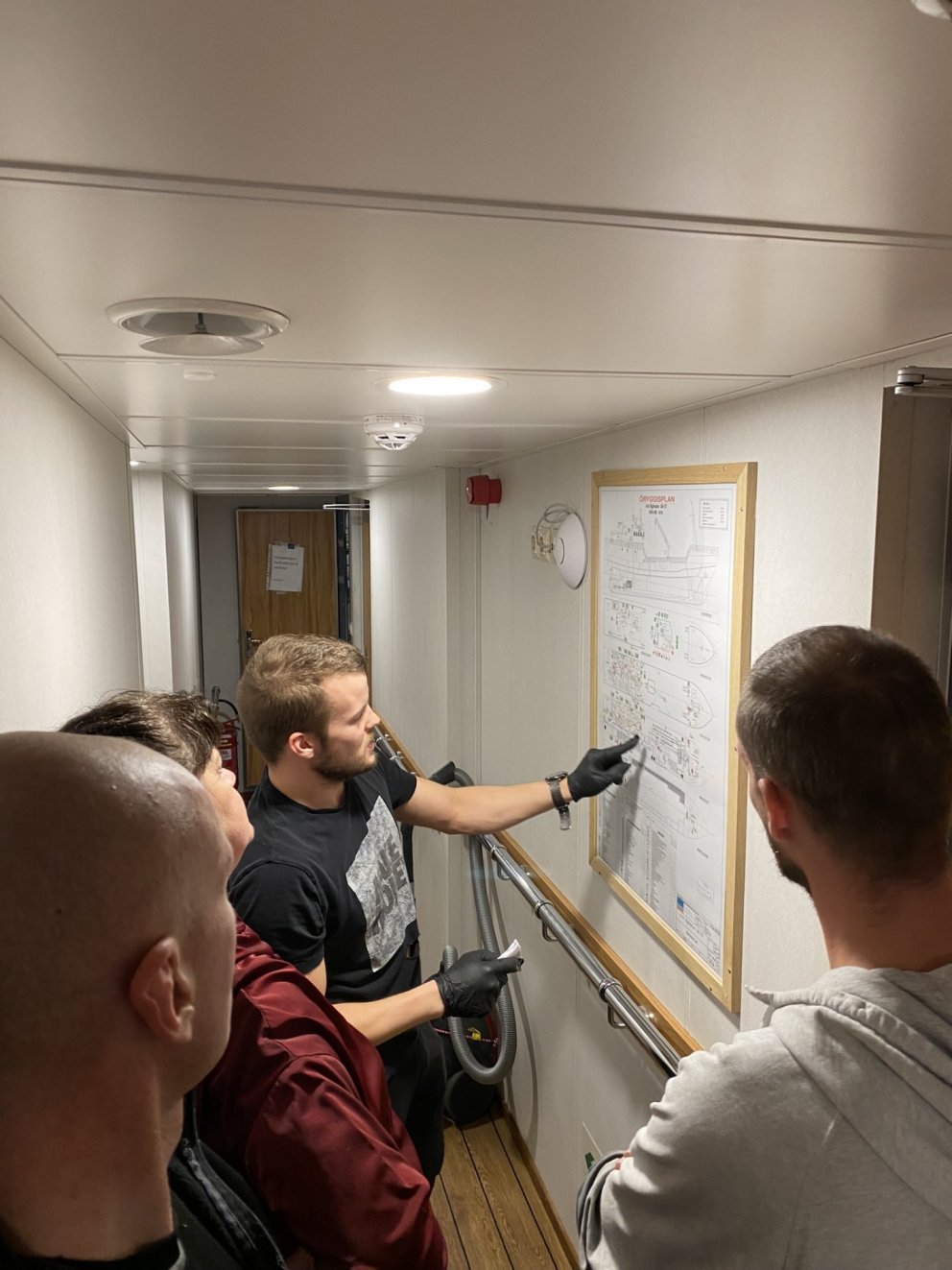 Farið yfir neyðaráætlun skips í nýliðafræðslu