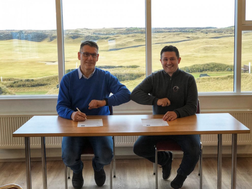 Á myndinni má sjá Pétur Pálsson, framkvæmdastjóra Vísi hf, og Sverri Auðunsson, framkvæmdastjóra GG.