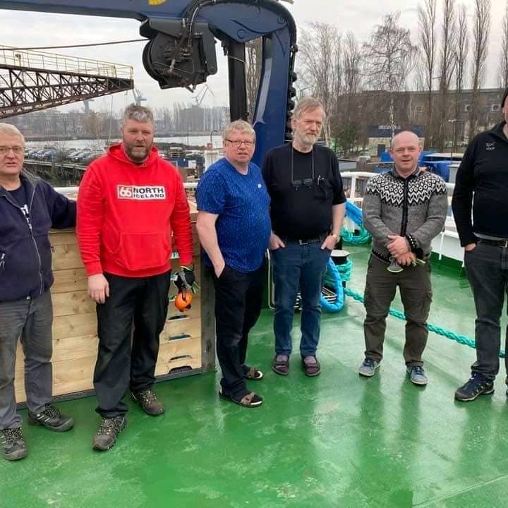 Áhöfnin frá vinstri talið: Ingibergur Magnússon yfirvélstjóri, Valgeir Sveinsson vélstjóri, Hannes S…