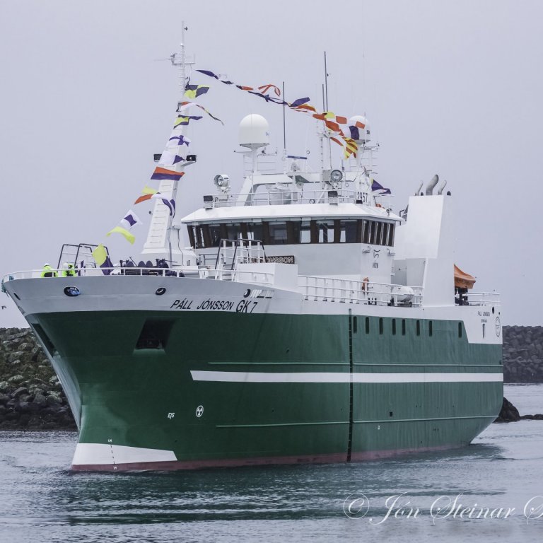 Nýr Páll Jónsson GK 7 siglir tignarlega inn Grindavíkurhöfnina