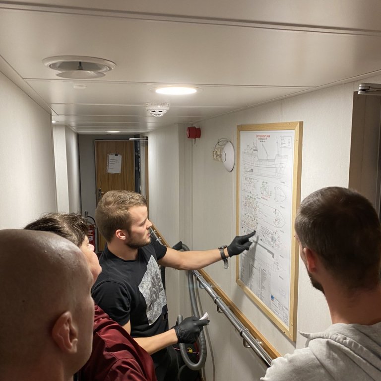 Farið yfir neyðaráætlun skips í nýliðafræðslu