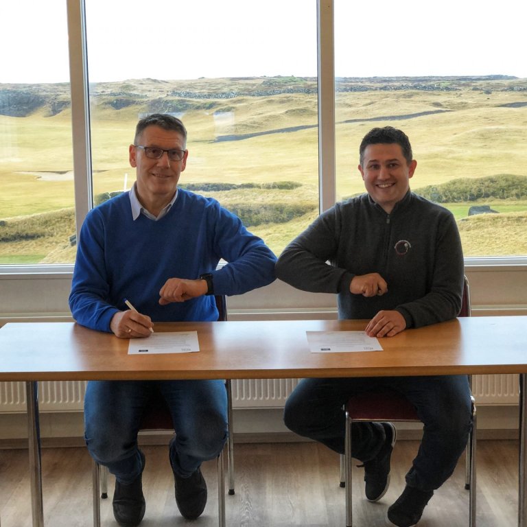 Á myndinni má sjá Pétur Pálsson, framkvæmdastjóra Vísi hf, og Sverri Auðunsson, framkvæmdastjóra GG.