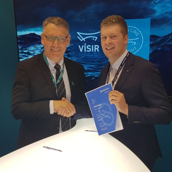 Pétur Hafsteinn Pálsson framkvæmdastjóri Vísis og Freysteinn Máni sölustjóri hjá Skaganum 3X handsal…